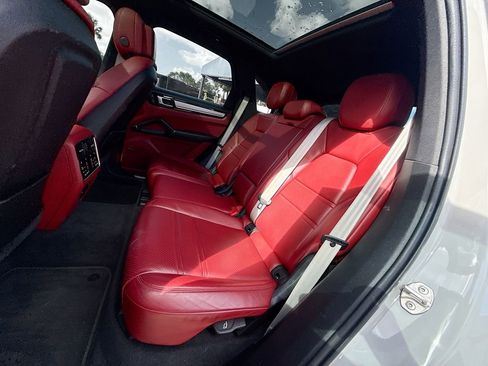 Used 2022 Porsche Cayenne image 27
