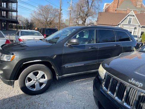 Used 2011 Jeep Grand Cherokee Laredo image 2