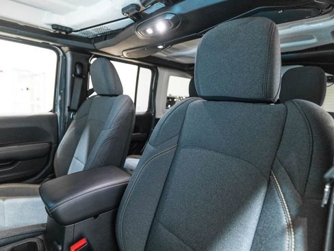 Used 2025 Jeep Wrangler Unlimited Sahara image 6