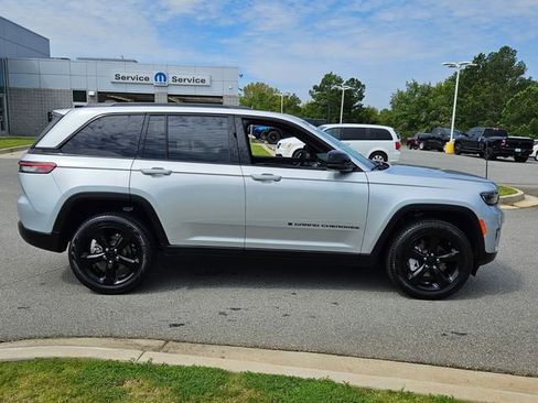 New 2025 Jeep Grand Cherokee Limited w/ Black Appearance Package image 16