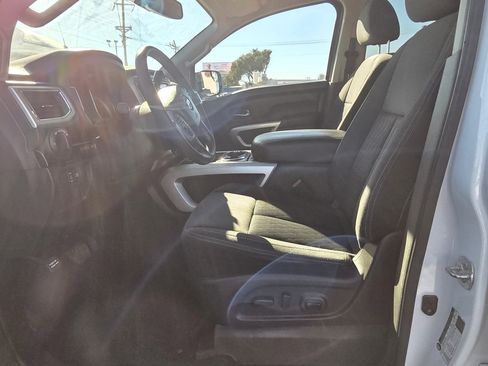 Used 2019 Nissan Titan SV w/ SV Convenience Package image 11