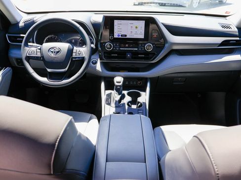 Used 2024 Toyota Highlander XLE FWD image 8