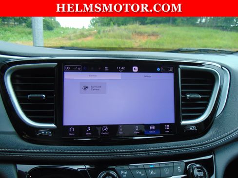 Certified 2025 Chrysler Pacifica Limited FWD image 29