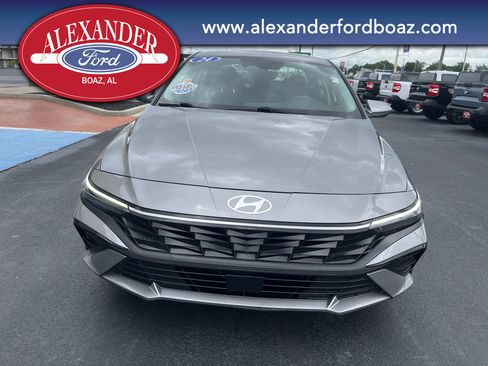 Used 2024 Hyundai Elantra SEL w/ Convenience Package FWD image 5