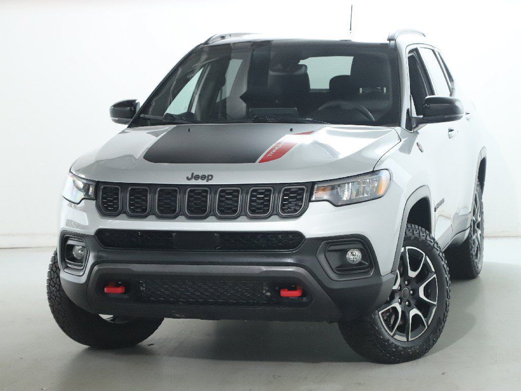 Used 2025 Jeep Compass Trailhawk AWD/4WD image 3