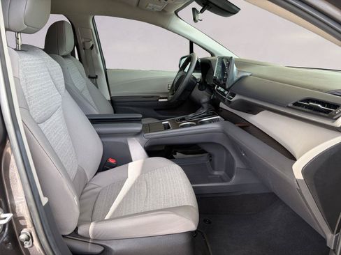 Used 2024 Toyota Sienna LE FWD image 15