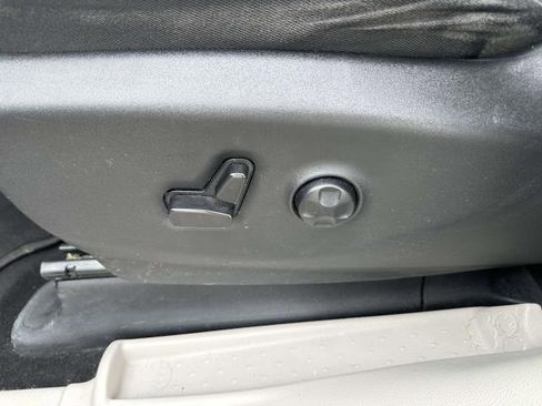 Used 2023 Chrysler Pacifica Limited image 5