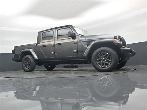 New 2025 Jeep Gladiator Sport image 35