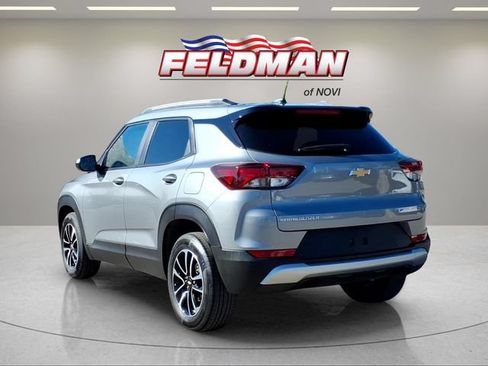 Used 2025 Chevrolet TrailBlazer LT w/ Convenience Package FWD image 3