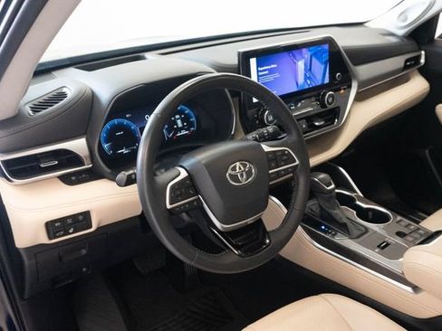Used 2024 Toyota Highlander Platinum FWD image 3