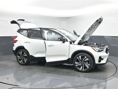Used 2025 Volvo XC40 B5 Plus w/ Protection Package Premier image 53