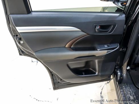 Used 2016 Toyota Highlander LE image 25