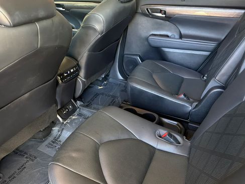 Used 2021 Toyota Highlander Platinum FWD image 4