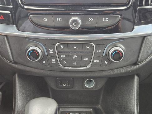 Used 2023 Chevrolet Traverse LT w/ Rear Camera Mirror Package image 17