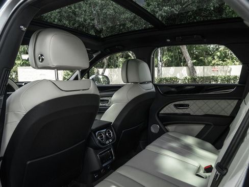Used 2021 Bentley Bentayga AWD/4WD image 20