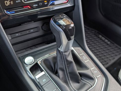 Used 2025 Volkswagen Taos SE w/ Black Wheel Package image 30