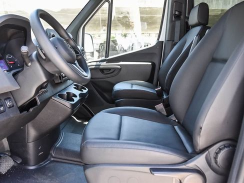 Used 2021 Mercedes-Benz Sprinter 2500 image 27