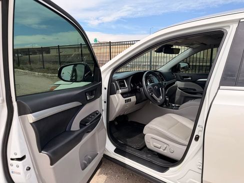Used 2019 Toyota Highlander XLE AWD/4WD image 9