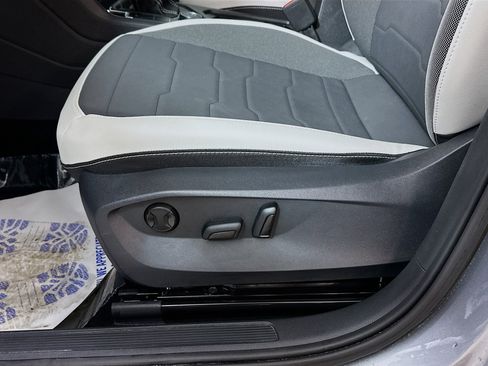 Used 2025 Volkswagen Taos SE w/ Panoramic Sunroof Package image 18