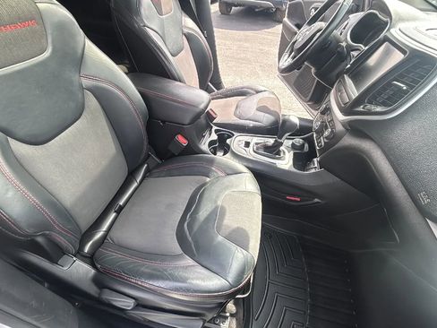 Used 2017 Jeep Cherokee Trailhawk w/ Comfort/Convenience Group image 15