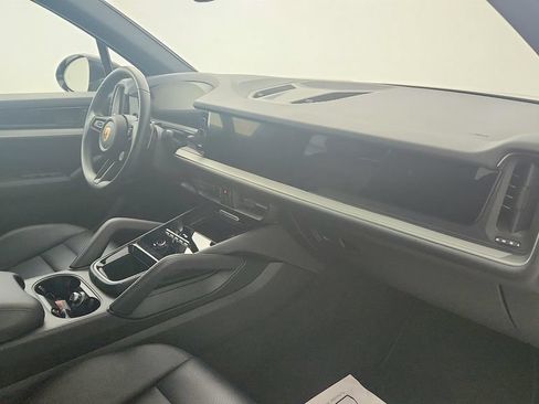Used 2025 Porsche Cayenne AWD/4WD image 18