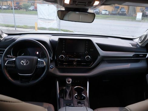 Used 2020 Toyota Highlander Limited FWD image 13
