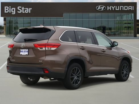 Used 2019 Toyota Highlander XLE image 4