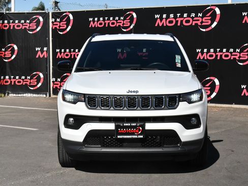 Used 2024 Jeep Compass Latitude AWD/4WD image 2