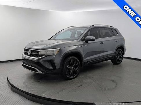 Used 2023 Volkswagen Taos SE w/ Panoramic Sunroof Package FWD image 2