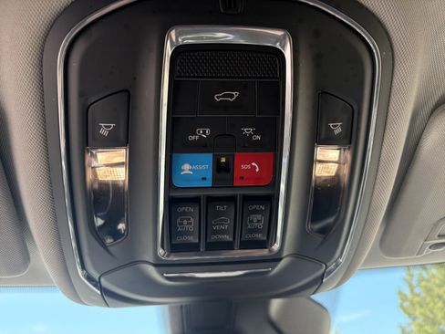 Used 2023 Jeep Grand Cherokee L Limited AWD/4WD image 29