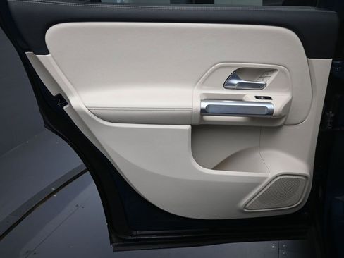 Used 2021 Mercedes-Benz GLB 250 GLB 250 w/ Premium Package image 22