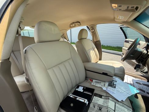 Used 2005 Lincoln Town Car Signature image 19