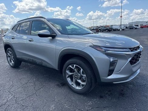 Used 2025 Chevrolet Trax LT w/ LT Convenience Package FWD image 3