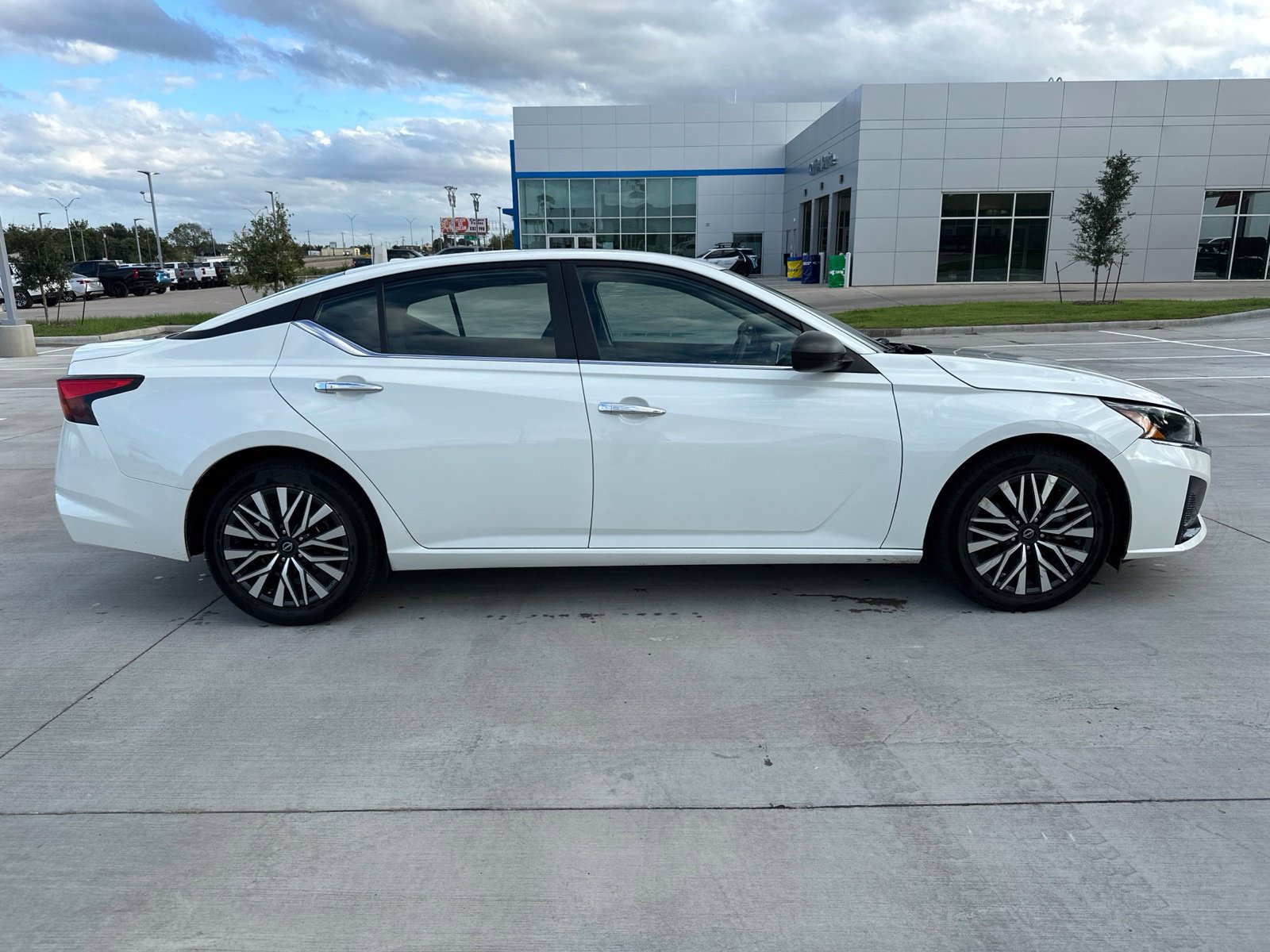 Used 2024 Nissan Altima 2.5 SV FWD image 6