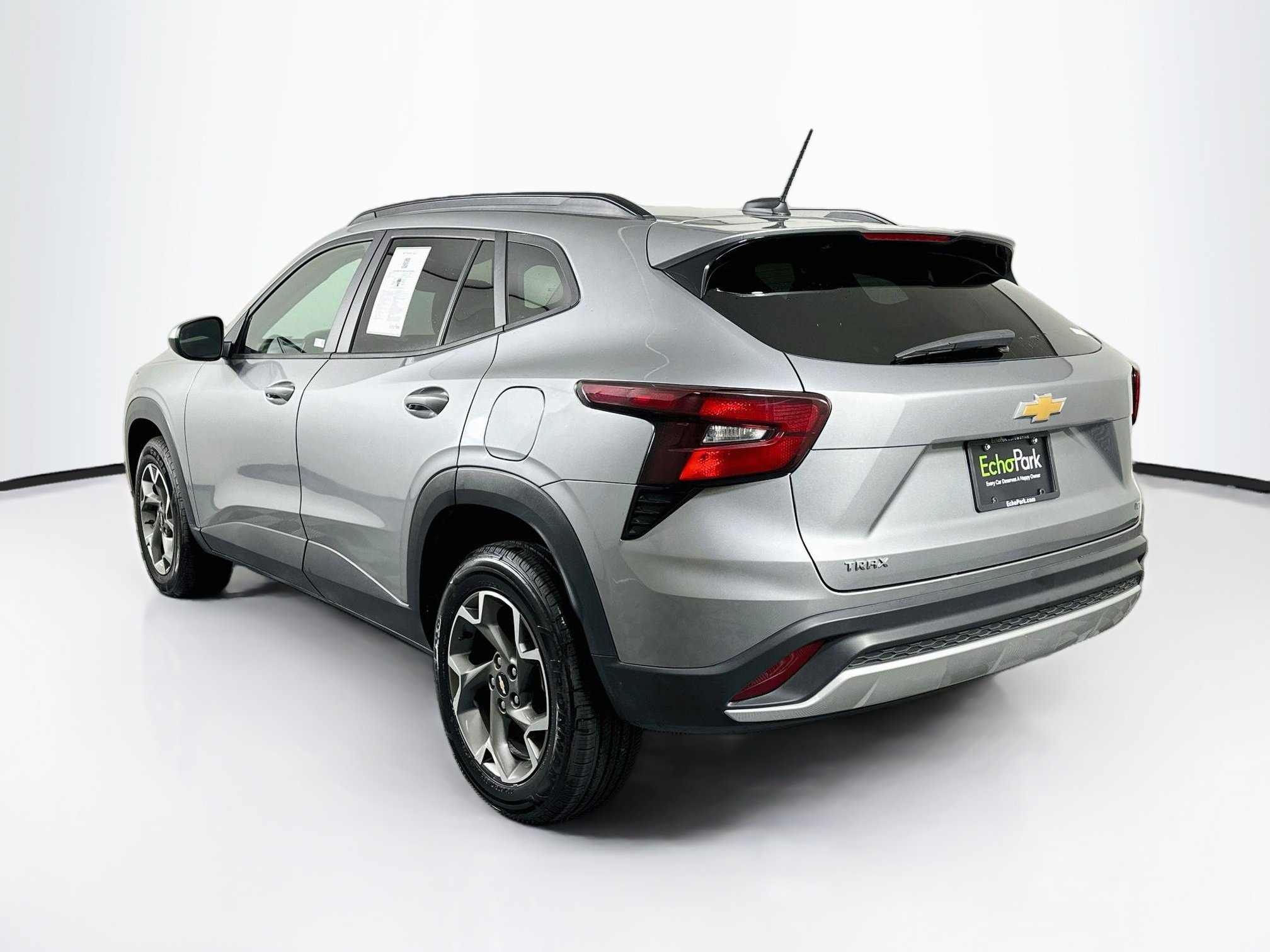 Used 2025 Chevrolet Trax LT FWD image 5
