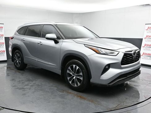 Used 2020 Toyota Highlander XLE image 2