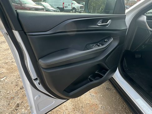 Used 2024 Jeep Grand Cherokee Laredo X image 14