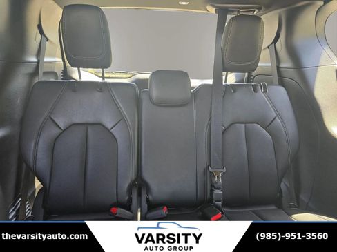 Used 2025 Chrysler Pacifica Select image 18