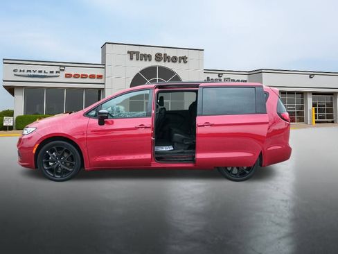 Used 2024 Chrysler Pacifica Touring-L w/ S Appearance Package image 10