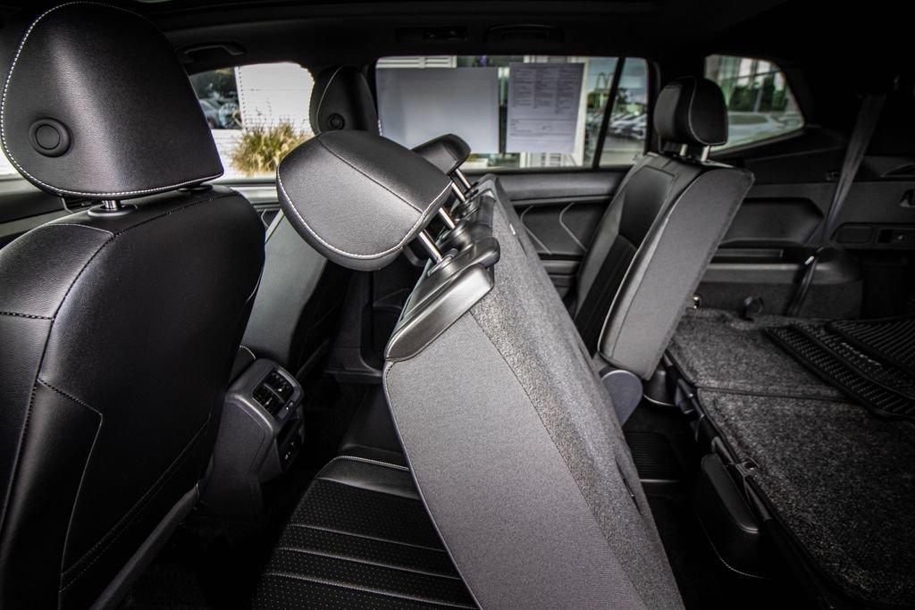 Certified 2024 Volkswagen Tiguan SE R-Line FWD image 27