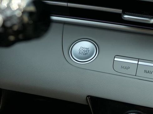 New 2025 Hyundai Elantra Limited image 16