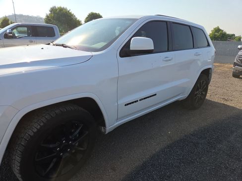 Used 2018 Jeep Grand Cherokee Altitude AWD/4WD image 2