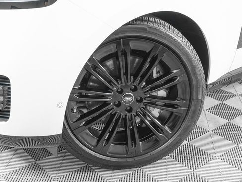 Used 2025 Land Rover Range Rover SE image 32