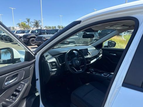Used 2024 Nissan Rogue SV AWD/4WD image 16