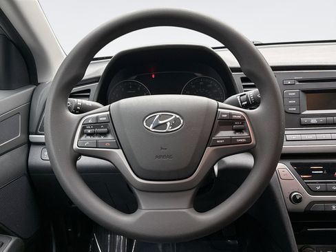 Used 2018 Hyundai Elantra SE image 12