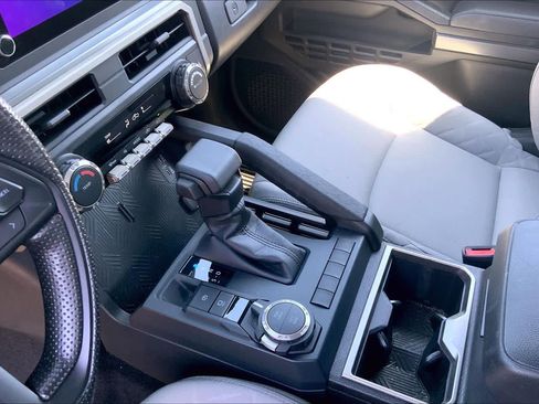 Certified 2025 Toyota Tacoma SR5 AWD/4WD image 16