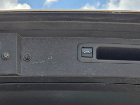Used 2021 Toyota Highlander XLE AWD/4WD image 38