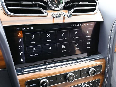 Used 2025 Bentley Bentayga AWD/4WD image 23