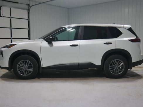 Used 2025 Nissan Rogue S image 8