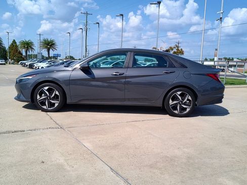 Used 2023 Hyundai Elantra SEL w/ Convenience Package FWD image 4